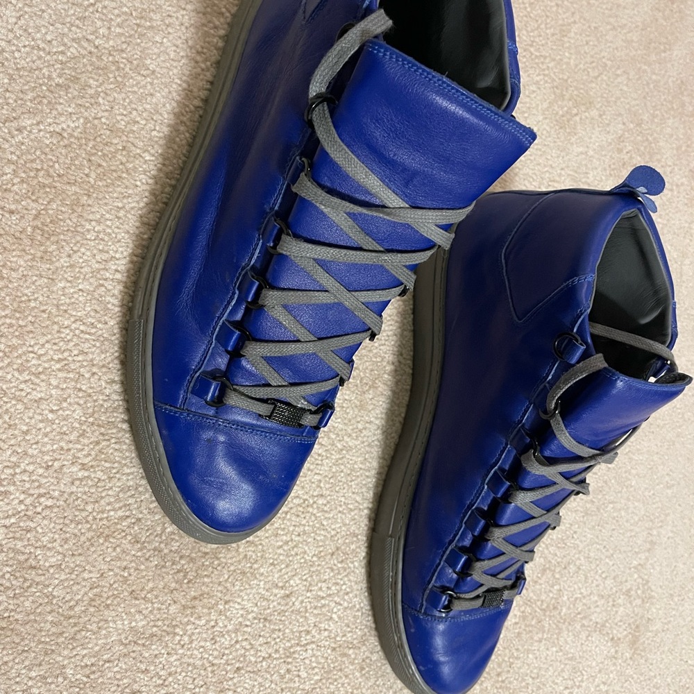 Men’s size 44 Balenciaga high sneaker, gently used, sharp.